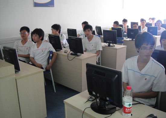 欢迎广州番禺职业学院的学生们到粤嵌教育参观学习